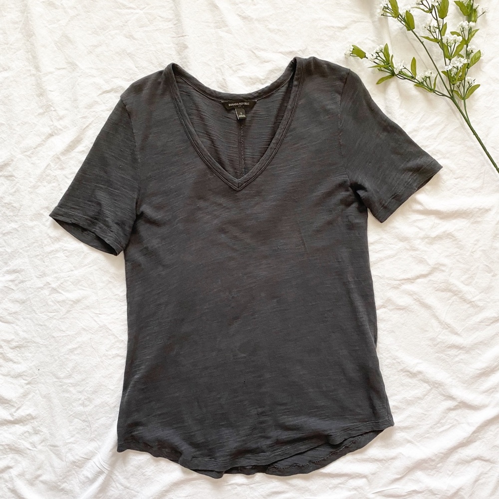 Banana Republic quarter sleeve v-neck basic tee
